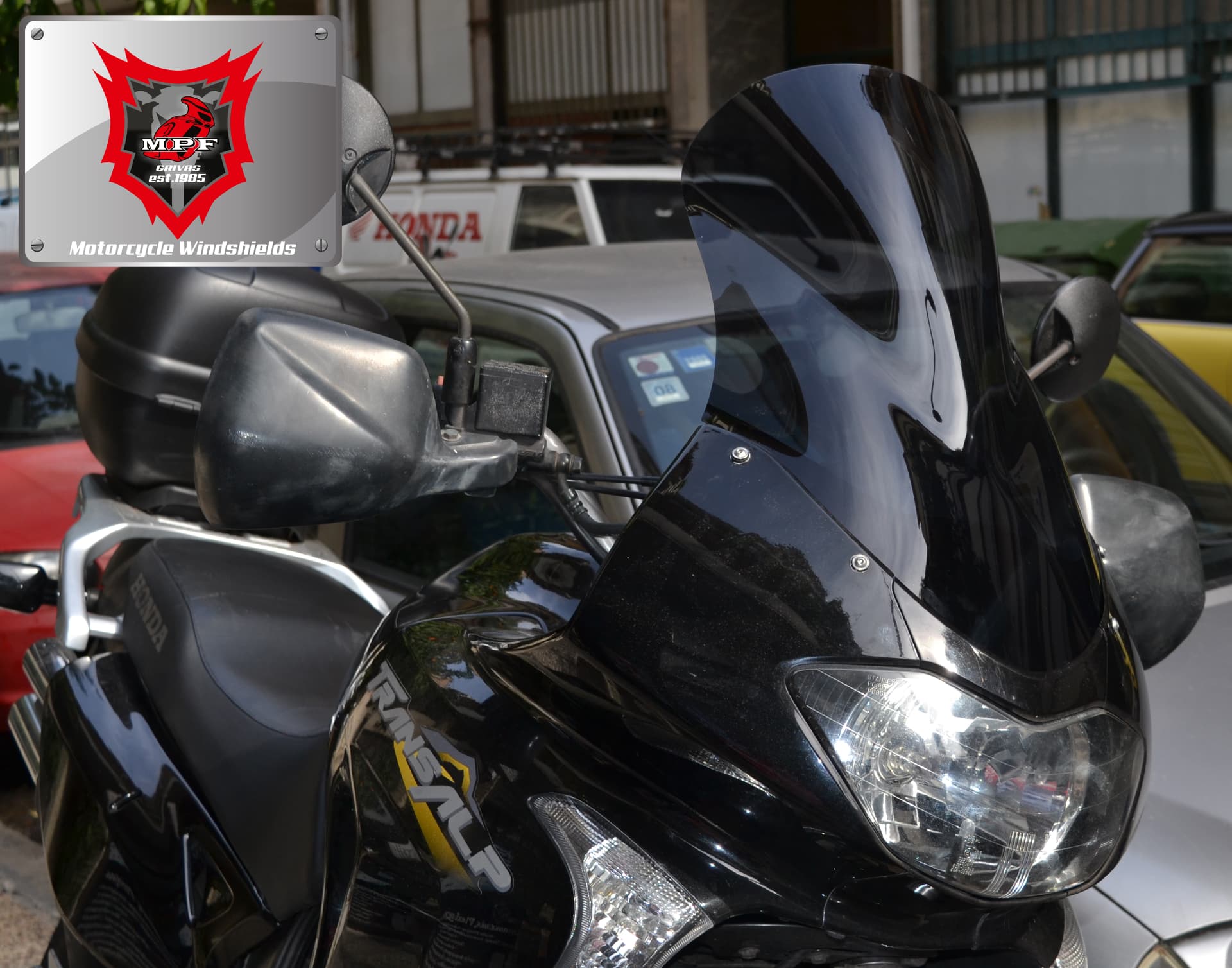 Ζελατίνα σε μαύρη μοτοσυκλέτα Transalp
