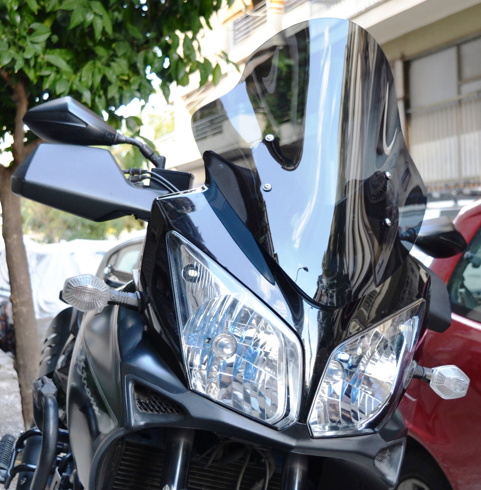 Μπροστινή όψη μοτοσυκλέτας σε δρόμο της πόλης
